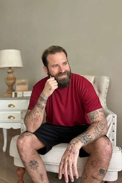 Pijamaevi Herren-Pyjama-Set mit Shorts, burgunderfarbenes Oberteil und schwarzes Unterteil