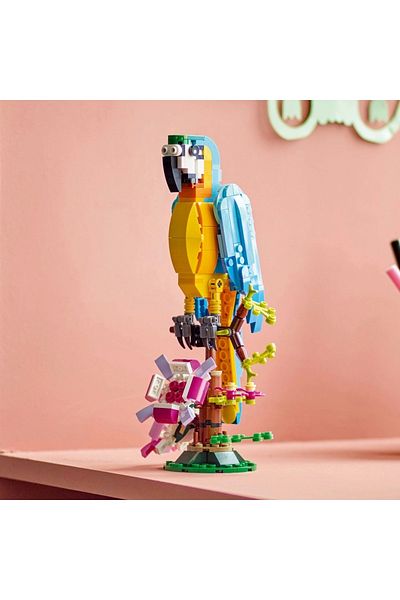 LEGO ®   Creator Exotic Parrot 31136 (253 Pieces)