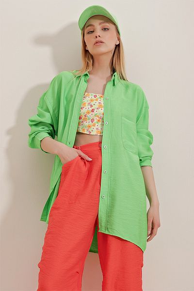 Trend Alaçatı Stili Grünes Oversize-Hemd aus Baumwollleinen mit einer Tasche für Damen ALC-X10262