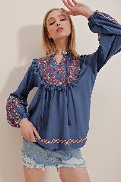 Trend Alaçatı Stili بلوزة منسوجة مطرزة بياقة كاملة باللون الأزرق طيار للنساء ALC-X10310