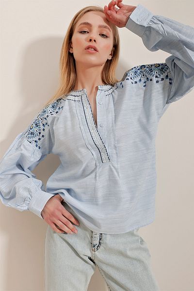 Trend Alaçatı Stili Blaue Damenbluse mit Rundhalsausschnitt, bestickten Schultern und Knöpfen vorne aus Frottee-Baumwolle ALC-X10311