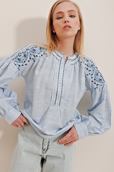 Trend Alaçatı Stili Kadın Mavi Bisiklet Yaka Omuzları Nakışlı Önü Düğmeli Terry Cotton Bluz ALC-X10311
