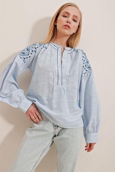Trend Alaçatı Stili Blaue Damenbluse mit Rundhalsausschnitt, bestickten Schultern und Knöpfen vorne aus Frottee-Baumwolle ALC-X10311