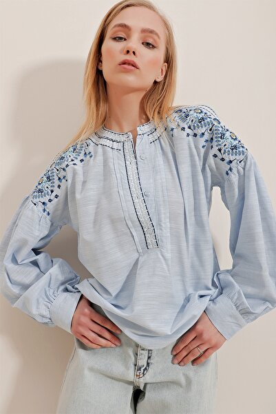 Trend Alaçatı Stili Kadın Mavi Bisiklet Yaka Omuzları Nakışlı Önü Düğmeli Terry Cotton Bluz ALC-X10311
