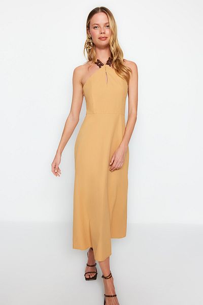 Trendyol Collection Cinnamon Woven Doplňky Detailní ohlávka s výstřihem Midi Woven Dress TWOSS23EL02160