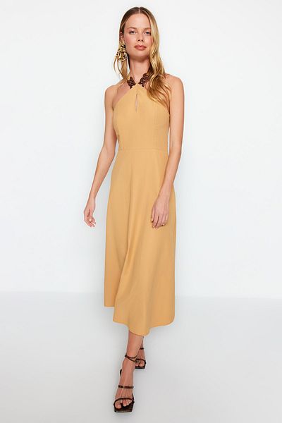Trendyol Collection Cinnamon Woven Doplňky Detailní ohlávka s výstřihem Midi Woven Dress TWOSS23EL02160
