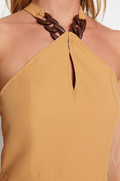 Trendyol Collection Cinnamon Woven Doplňky Detailní ohlávka s výstřihem Midi Woven Dress TWOSS23EL02160