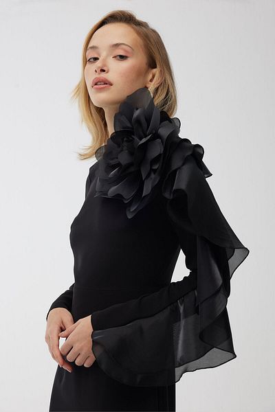 Manuka Abendkleid mit Organza-Details - Schwarz mit Brosche