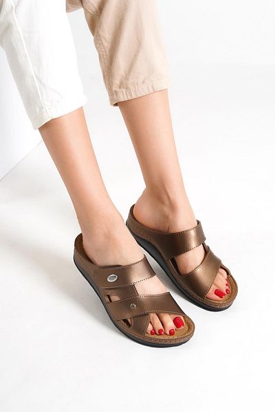 Capone Outfitters Anatomisch weiche, bequeme Mutterhausschuhe mit Keilabsatz