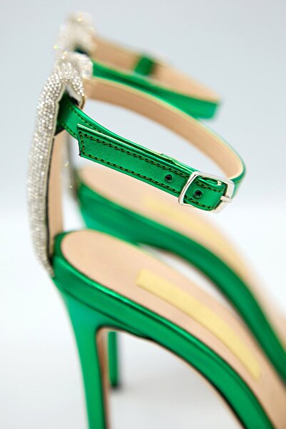 lescarpe حذاء نسائي بكعب من الساتان اللامع مزين بحزام واحد