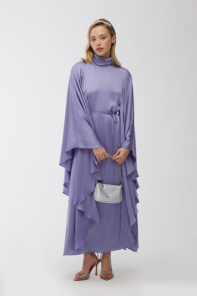 Manuka Satin-Cape-Abendkleid Lavendel