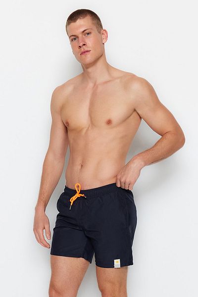 Trendyol Collection Marineblaue Badeshorts in Standardgröße mit Etikett und detailliertem Detail TMNSS23DS00026