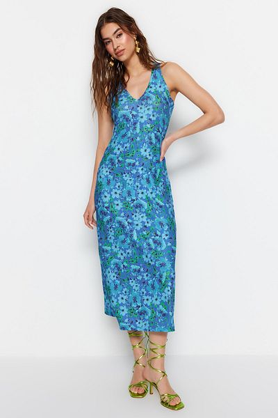 Trendyol Collection Blaues, figurbetontes Midi-Bleistiftkleid aus Stretch-Strick mit Blumenmuster und Rückendetail TWOSS23EL02311