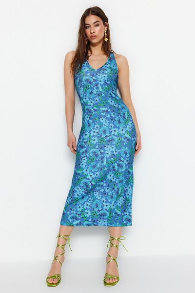 Trendyol Collection Blaues, figurbetontes Midi-Bleistiftkleid aus Stretch-Strick mit Blumenmuster und Rückendetail TWOSS23EL02311