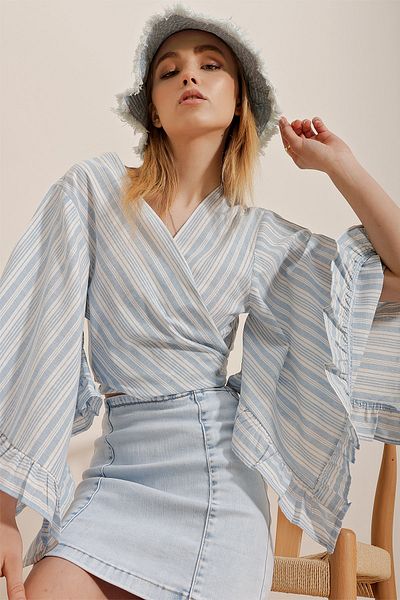 Trend Alaçatı Stili Blaue, gestreifte, gerüschte Leinenbluse für Damen mit kurzen Ärmeln ALC-X10336