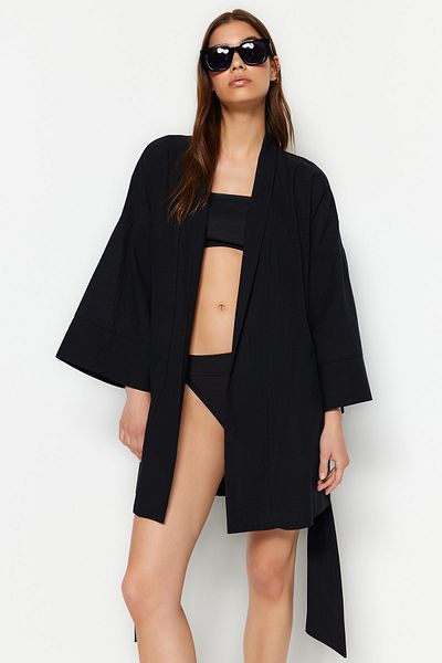 Trendyol Collection Schwarzer, gewebter, ausgestellter Mini-Strandkimono und Kaftan aus Baumwolle mit Gürtel TBESS23KM00080