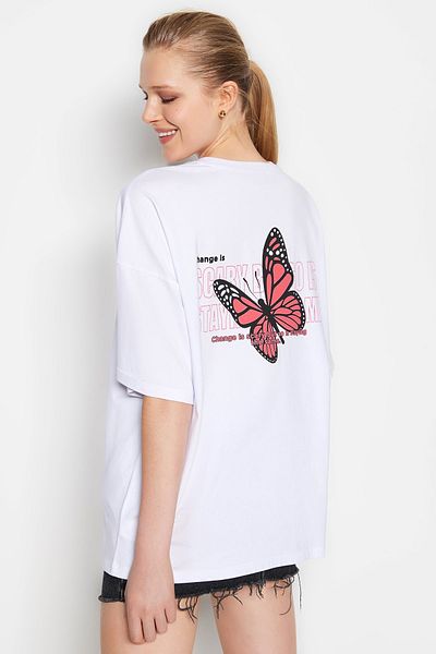 Trendyol Collection Weißes Oversize-Strick-T-Shirt aus 100 % Baumwolle mit Aufdruck auf Brust und Rücken TWOSS23TS00188