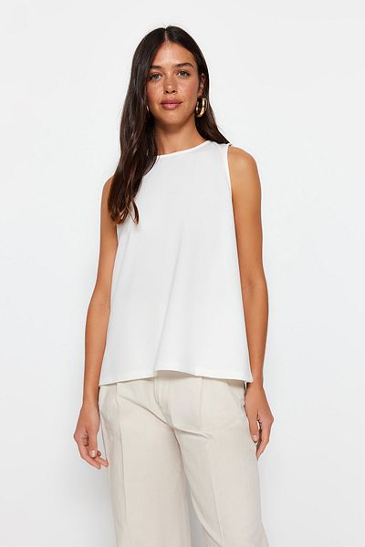 Trendyol Collection Ecru ärmellose Crepe-Strickbluse mit normaler/normaler Passform und Rundhalsausschnitt TWOSS23BZ00958
