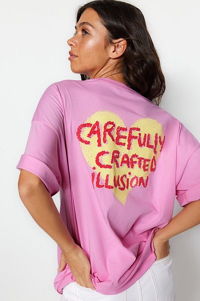 Trendyol Collection Rosafarbenes Strick-T-Shirt aus 100 % Baumwolle mit geprägtem Print auf der Vorder- und Rückseite in Übergröße/weitem Muster TWOSS23TS00355