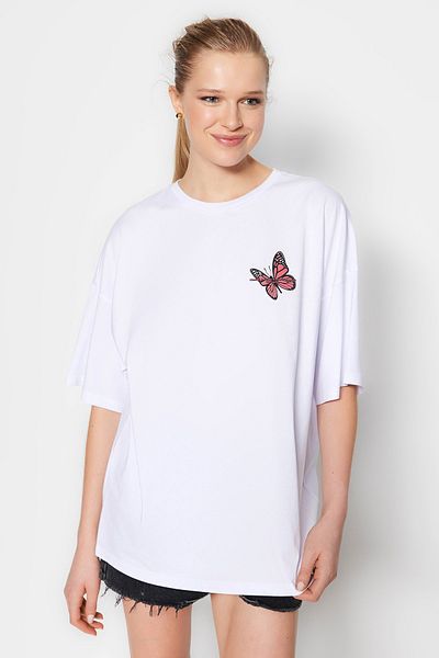 Trendyol Collection Weißes Oversize-Strick-T-Shirt aus 100 % Baumwolle mit Aufdruck auf Brust und Rücken TWOSS23TS00188