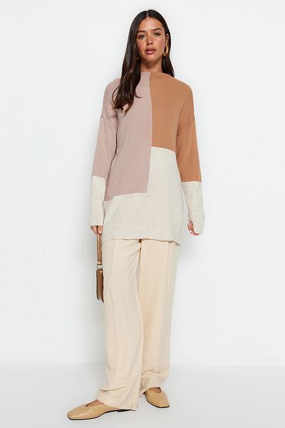 Trendyol Modest Steinfarbener Strickpullover mit Stehkragen und Blockfarben TCTAW22AK0054