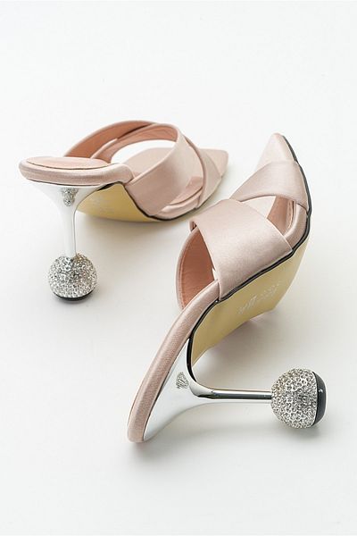 LuviShoes شبشب بكعب نسائي من الساتان باللون البيج Wold