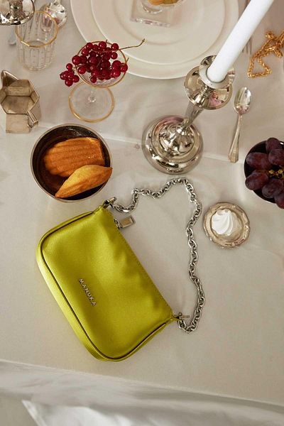 Manuka Mini-Satintasche mit Kette Pistaziengrün