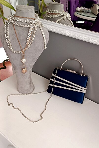 LA CALZATURE حقيبة يد نسائية من الساتان باللون الأزرق الداكن مكونة من 3 صفوف ...