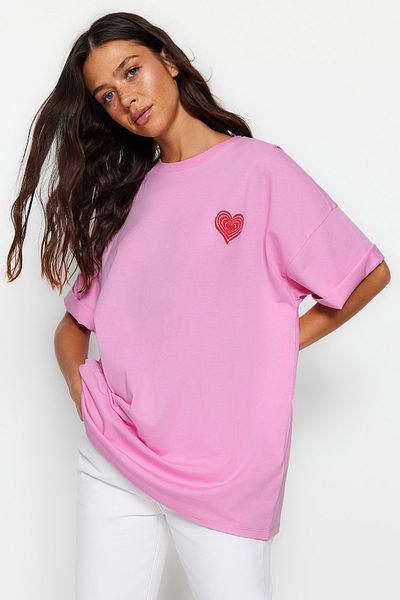 Trendyol Collection Rosafarbenes Strick-T-Shirt aus 100 % Baumwolle mit geprägtem Print auf der Vorder- und Rückseite in Übergröße/weitem Muster TWOSS23TS00355