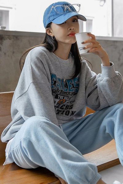 MODAGEN Unisex šedá oversize mikina s kapucí s potiskem