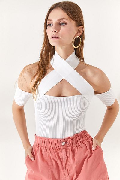 Olalook Dámská bílá halenka s ohlávkou ke krku se šňůrkou z pleteniny BLZ-19002294