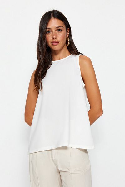 Trendyol Collection Ecru ärmellose Crepe-Strickbluse mit normaler/normaler Passform und Rundhalsausschnitt TWOSS23BZ00958