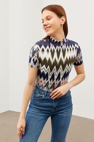 Bipantolon Γυναικεία κοντομάνικη μπλούζα σε λιλά Navy Blue με ζιγκ-ζαγκ σχέδιο