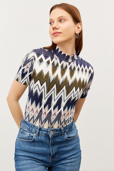 Bipantolon Γυναικεία κοντομάνικη μπλούζα σε λιλά Navy Blue με ζιγκ-ζαγκ σχέδιο