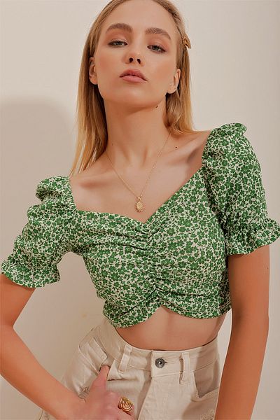 Trend Alaçatı Stili Grüne Damen-Bluse mit Kusskragen vorne, gerafft, gemustert, kurz geschnitten, gestrickt, ALC-X10383