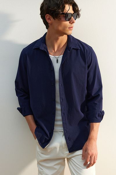 Trendyol Collection Marineblaues Unisex-Hemd aus 100 % Baumwolle und Leinen – normale Passform TMNSS23GO00099
