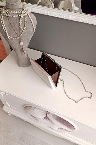 LA CALZATURE Geanta de dama pentru rochie de seara cu lant de mana din satin sidef