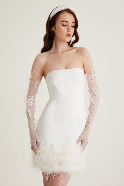 TARA COŞKUNTUNCEL Beyaz Düz Yaka Straplez Tüy Detaylı Krep Mini Nişan Elbisesi