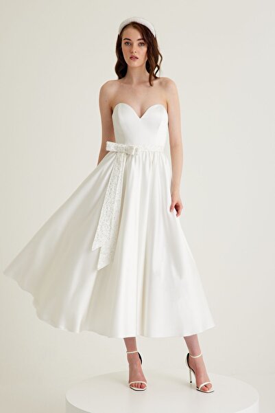 TARA COŞKUNTUNCEL Beyaz El Işleme Kemer Detaylı Straplez Kloş Saten Midi Nişan Elbisesi