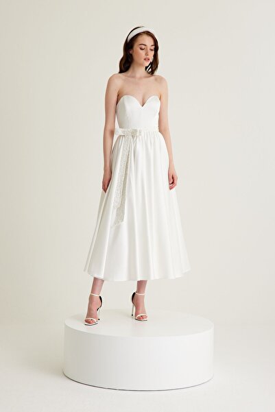 TARA COŞKUNTUNCEL Beyaz El Işleme Kemer Detaylı Straplez Kloş Saten Midi Nişan Elbisesi