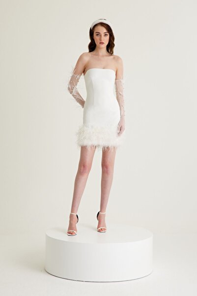 TARA COŞKUNTUNCEL Beyaz Düz Yaka Straplez Tüy Detaylı Krep Mini Nişan Elbisesi
