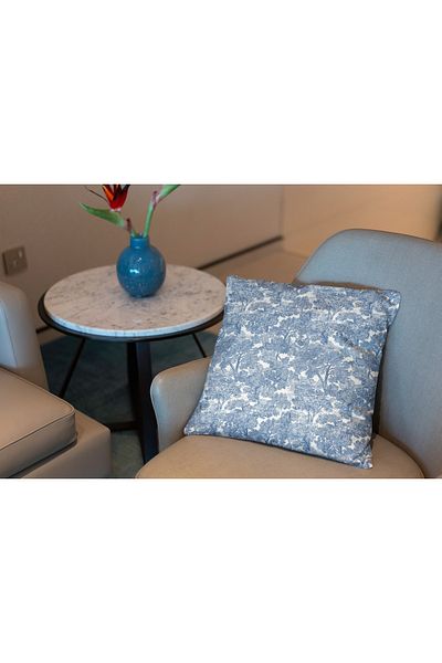 RUGSMODERN Калъфка за възглавница Cushion Bleu Blanc, синьо-бяла, с дигитален щампован ботанически мотив, 104 бр.
