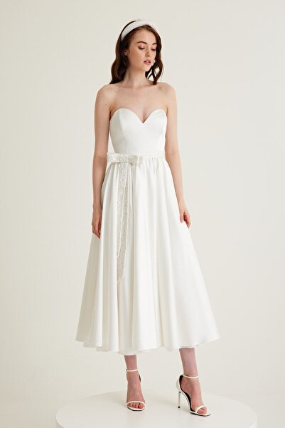 TARA COŞKUNTUNCEL Beyaz El Işleme Kemer Detaylı Straplez Kloş Saten Midi Nişan Elbisesi