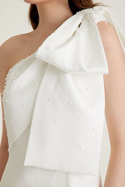 TARA COŞKUNTUNCEL Beyaz Tek Omuz Saten Fiyonk Detaylı Boncuk Işlemeli Krep Midi Nişan Elbisesi