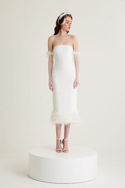TARA COŞKUNTUNCEL Beyaz Düz Yaka Straplez Tüy Detaylı Krep Midi Nişan Elbisesi