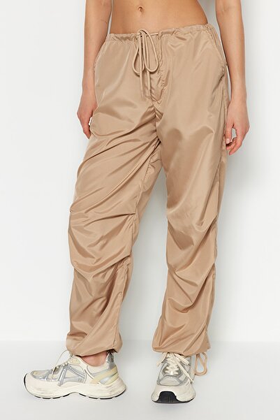 Trendyol Collection Béžové padákové tkané kalhoty s vysokým pasem TWOSS23PL00317