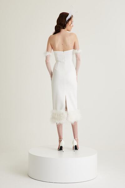 TARA COŞKUNTUNCEL Beyaz Düz Yaka Straplez Tüy Detaylı Krep Midi Nişan Elbisesi