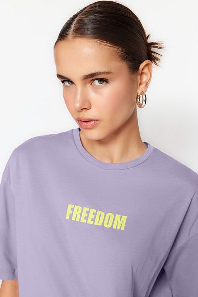 Trendyol Collection Lilafarbenes Strick-T-Shirt mit Rundhalsausschnitt, Slogan-Aufdruck, 100 % Baumwolle, entspannte/bequeme Passform, TWOSS21TS0316