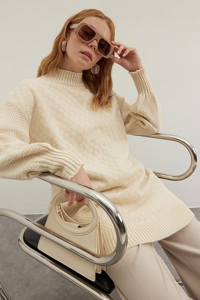 Trendyol Modest Steinfarbener Strickpullover mit hohem Kragen und Wabenmuster TCTAW24AK00020
