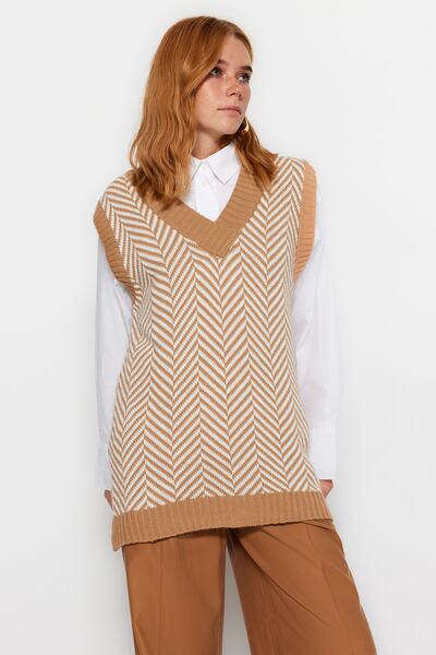 Trendyol Modest Sweter z dzianiny w paski w kolorze wielbłądziej, z dekoltem w kształcie litery V TCTAW22UV0021